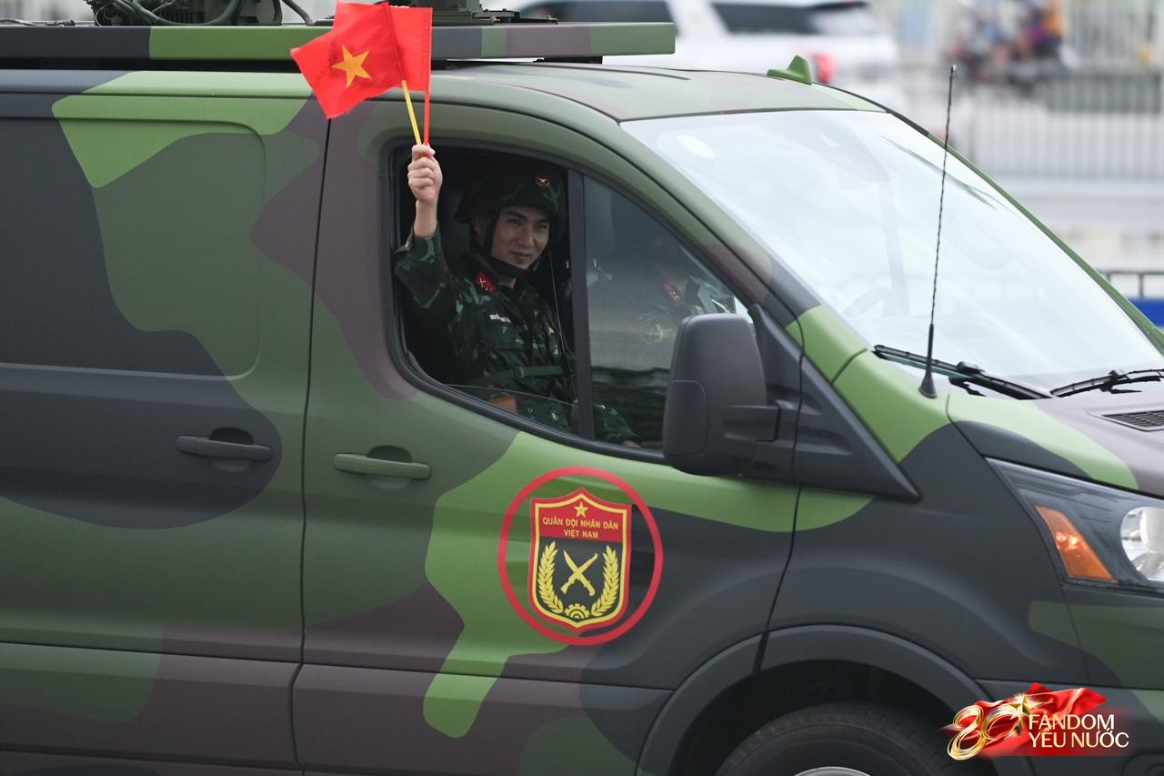 Các khối diễu binh đi qua từng tuyến đường trong tiếng hò reo của người dân: Tự hào quá Tổ quốc ơi!- Ảnh 83.