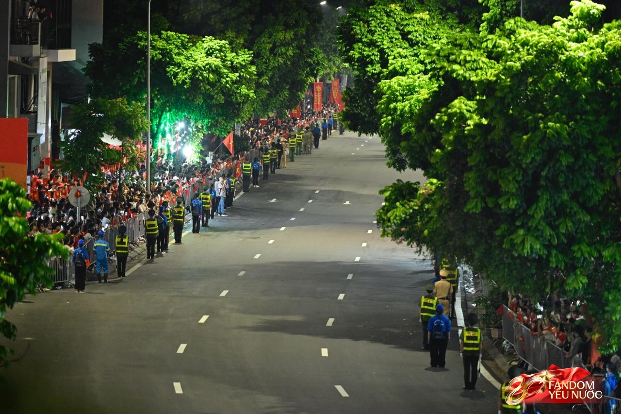 Các khối diễu binh đi qua từng tuyến đường trong tiếng hò reo của người dân: Tự hào quá Tổ quốc ơi!- Ảnh 50.