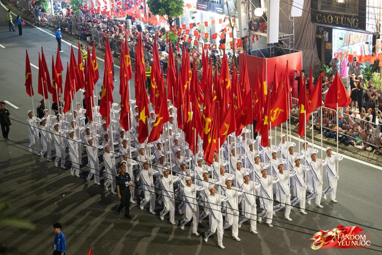 Các khối diễu binh đi qua từng tuyến đường trong tiếng hò reo của người dân: Tự hào quá Tổ quốc ơi!- Ảnh 38.