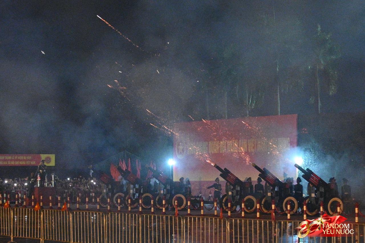 Các khối diễu binh đi qua từng tuyến đường trong tiếng hò reo của người dân: Tự hào quá Tổ quốc ơi!- Ảnh 47.