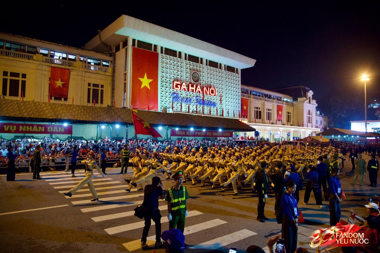 Các khối diễu binh đi qua từng tuyến đường trong tiếng hò reo của người dân: Tự hào quá Tổ quốc ơi!- Ảnh 10.