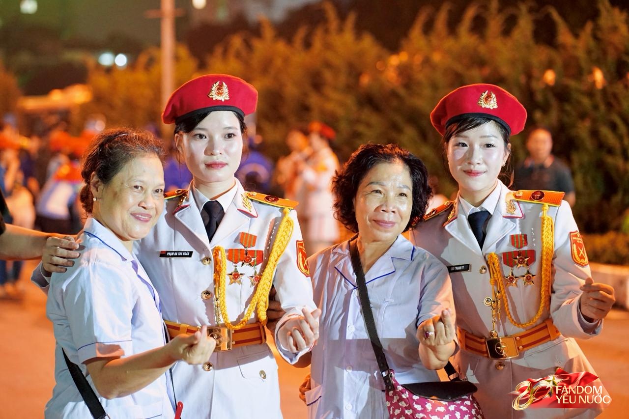 Các khối diễu binh đi qua từng tuyến đường trong tiếng hò reo của người dân: Tự hào quá Tổ quốc ơi!- Ảnh 5.