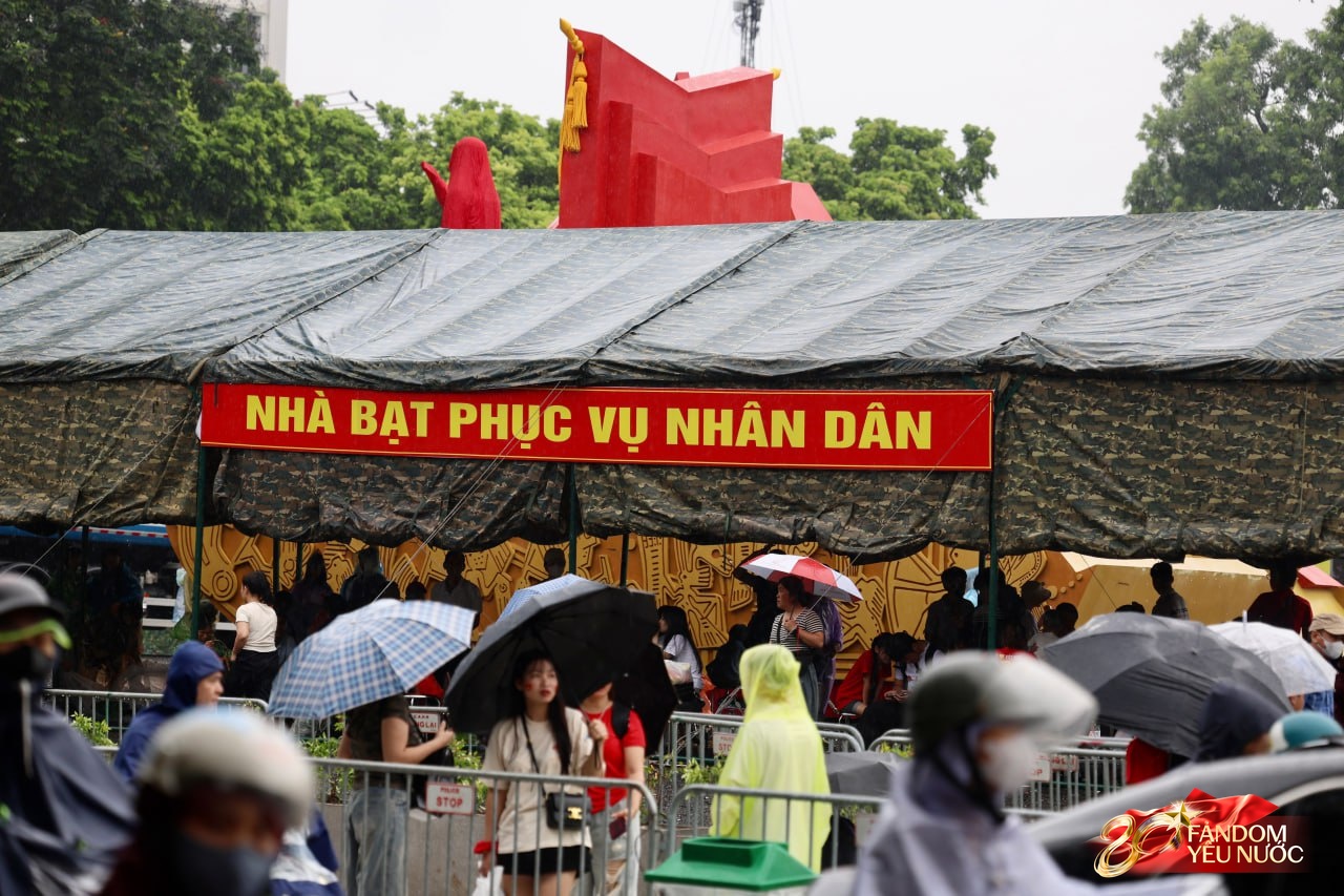 Người dân Hà Nội đội mưa chờ sơ duyệt Lễ kỷ niệm 80 năm Cách mạng tháng Tám - Ảnh 1. Người dân Hà Nội đội mưa chờ sơ duyệt Lễ kỷ niệm 80 năm Cách mạng tháng Tám - Ảnh 1.