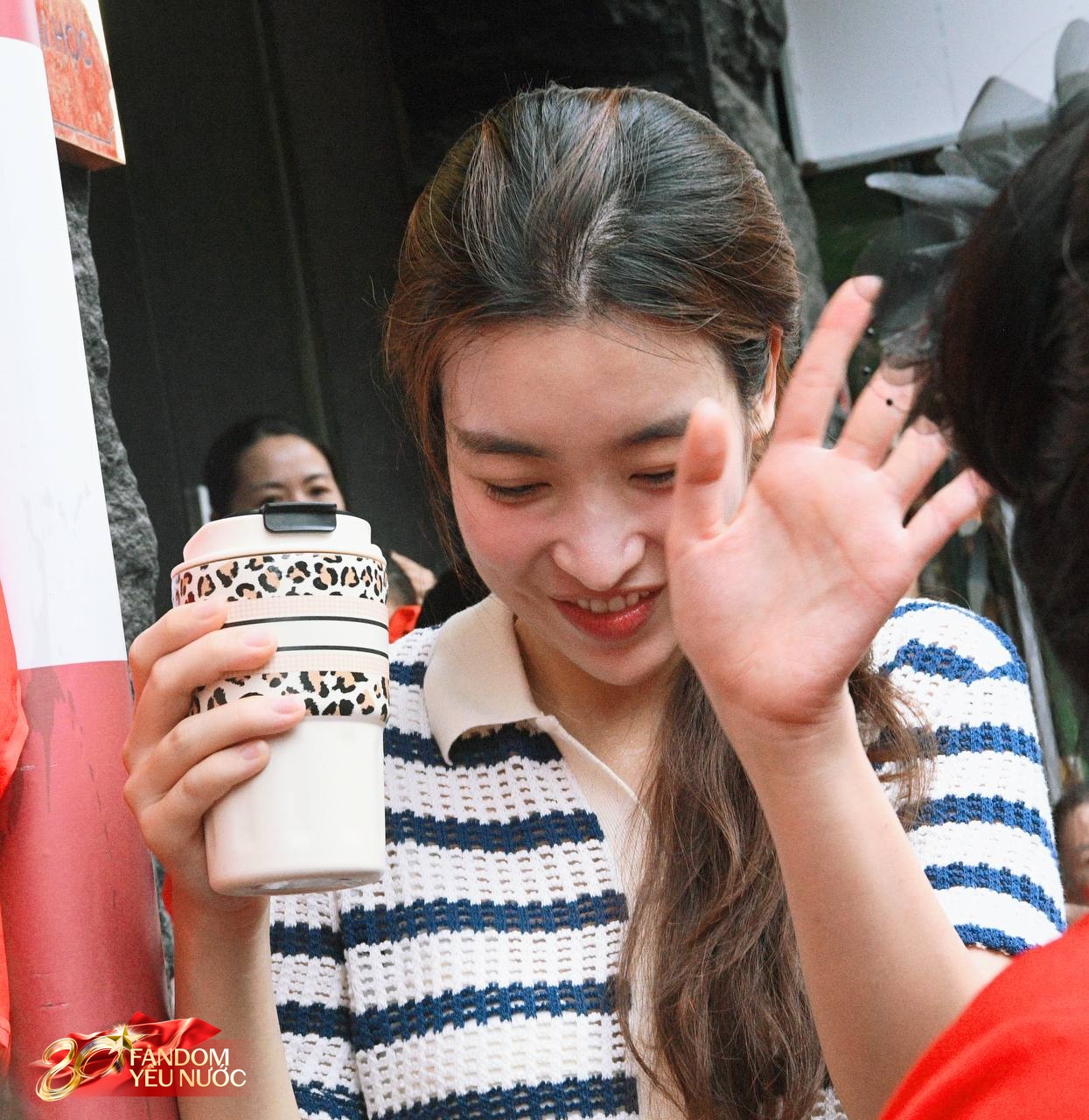 Xôn xao khắp phố: Hoa hậu Đỗ Mỹ Linh bất ngờ phát kem cho bà con đi xem A80, nhan sắc đời thường gây sốt!- Ảnh 11. Xôn xao khắp phố: Hoa hậu Đỗ Mỹ Linh bất ngờ phát kem cho bà con đi xem A80, nhan sắc đời thường gây sốt!- Ảnh 11.