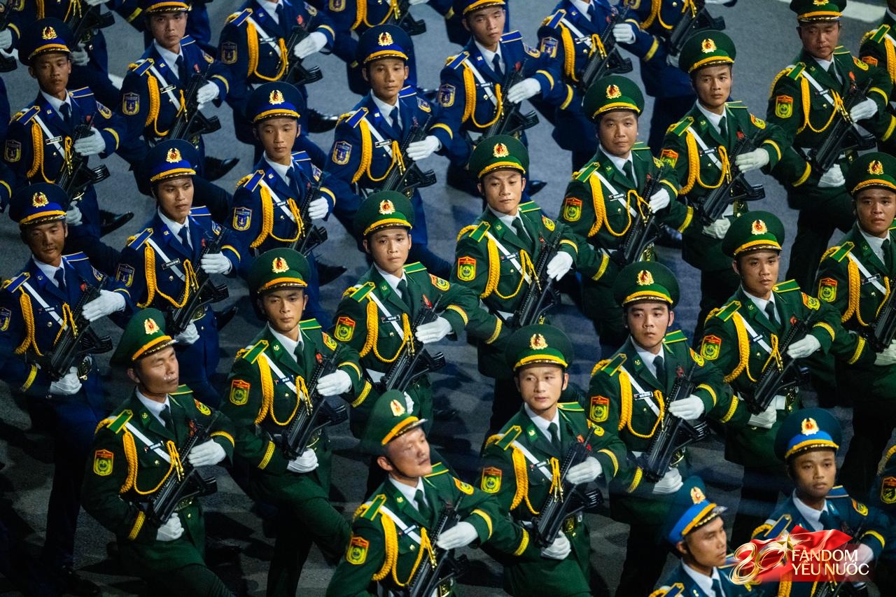 Các khối diễu binh đi qua từng tuyến đường trong tiếng hò reo của người dân: Tự hào quá Tổ quốc ơi!- Ảnh 30.