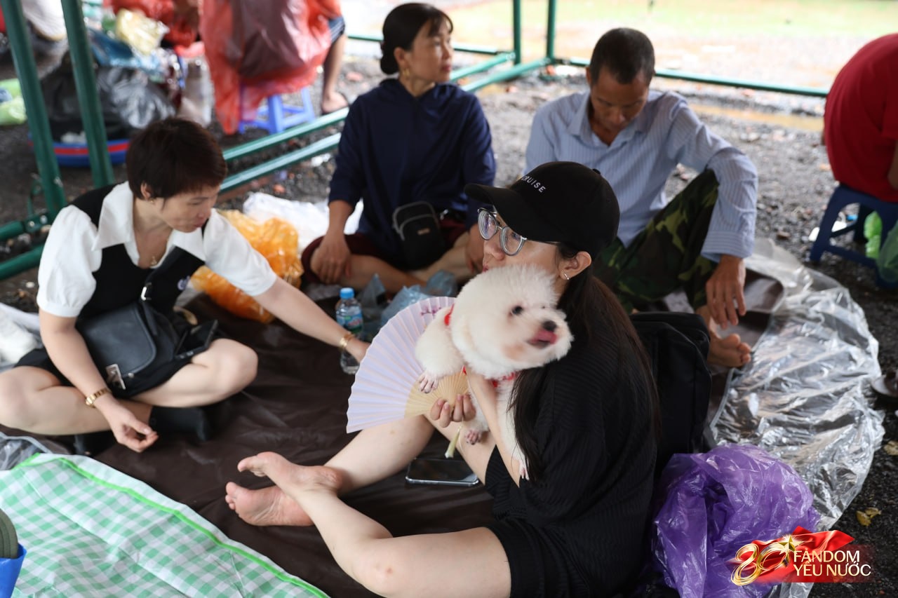 Người dân Hà Nội đội mưa chờ sơ duyệt Lễ kỷ niệm 80 năm Cách mạng tháng Tám - Ảnh 3. Người dân Hà Nội đội mưa chờ sơ duyệt Lễ kỷ niệm 80 năm Cách mạng tháng Tám - Ảnh 3.