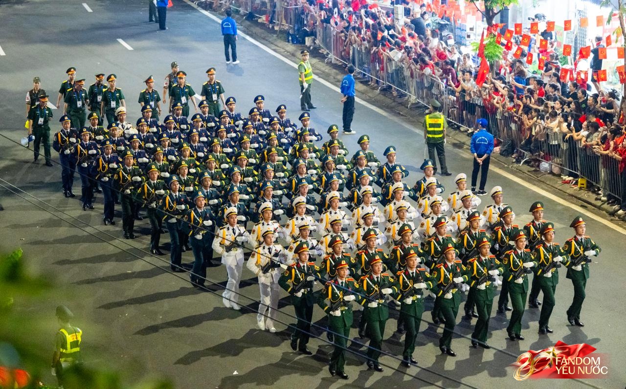Các khối diễu binh đi qua từng tuyến đường trong tiếng hò reo của người dân: Tự hào quá Tổ quốc ơi!- Ảnh 28.
