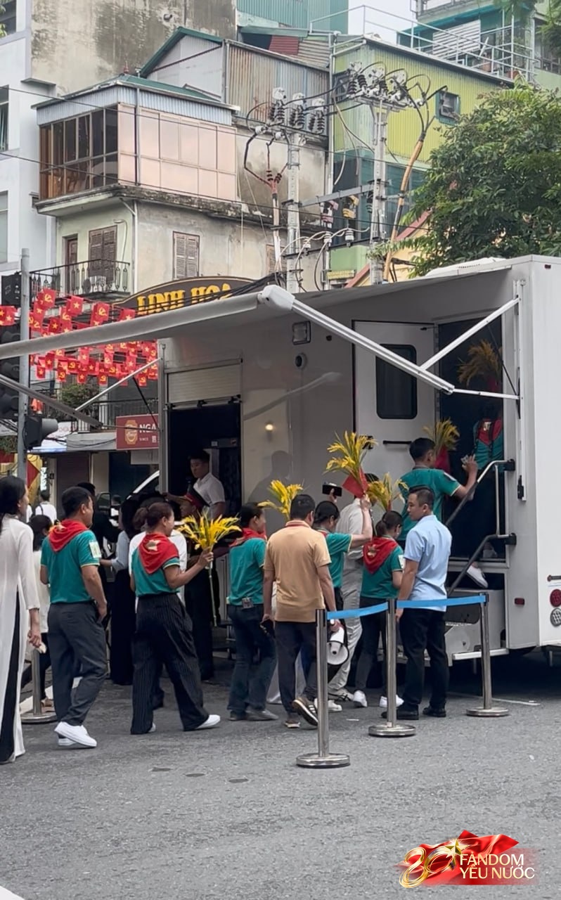 Các khối diễu binh đi qua từng tuyến đường trong tiếng hò reo của người dân: Tự hào quá Tổ quốc ơi!- Ảnh 106.