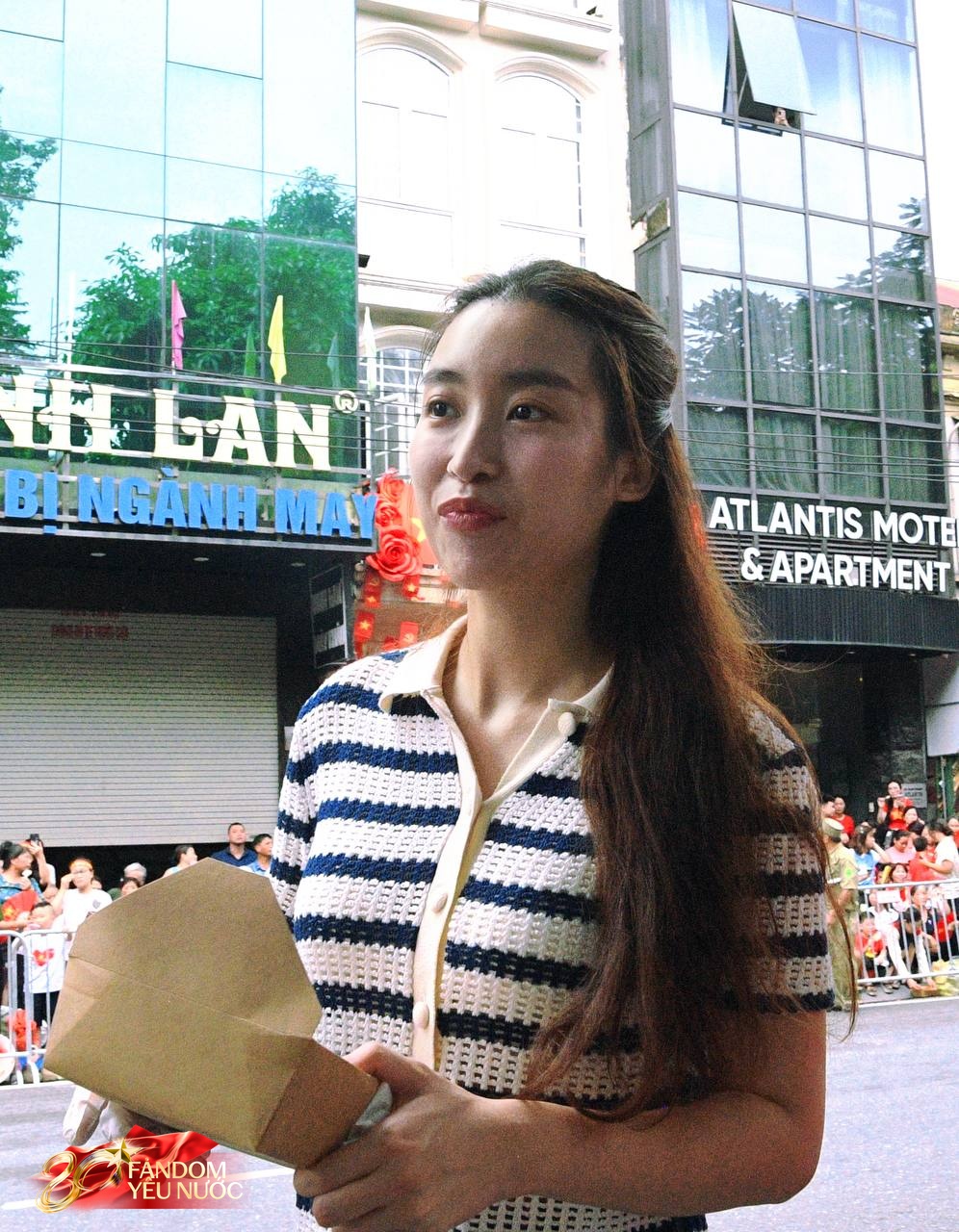 Xôn xao khắp phố: Hoa hậu Đỗ Mỹ Linh bất ngờ phát kem cho bà con đi xem A80, nhan sắc đời thường gây sốt!- Ảnh 8. Xôn xao khắp phố: Hoa hậu Đỗ Mỹ Linh bất ngờ phát kem cho bà con đi xem A80, nhan sắc đời thường gây sốt!- Ảnh 8.