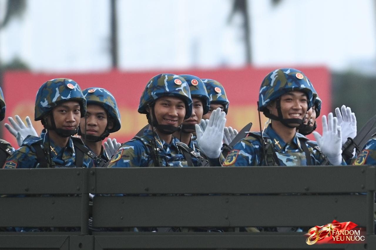 Các khối diễu binh đi qua từng tuyến đường trong tiếng hò reo của người dân: Tự hào quá Tổ quốc ơi!- Ảnh 79.