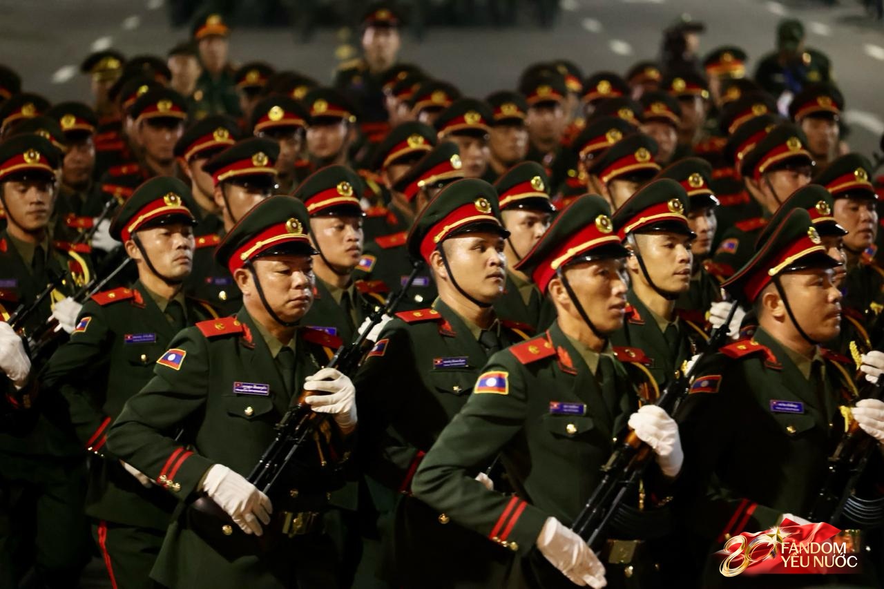 Các khối diễu binh đi qua từng tuyến đường trong tiếng hò reo của người dân: Tự hào quá Tổ quốc ơi!- Ảnh 46.