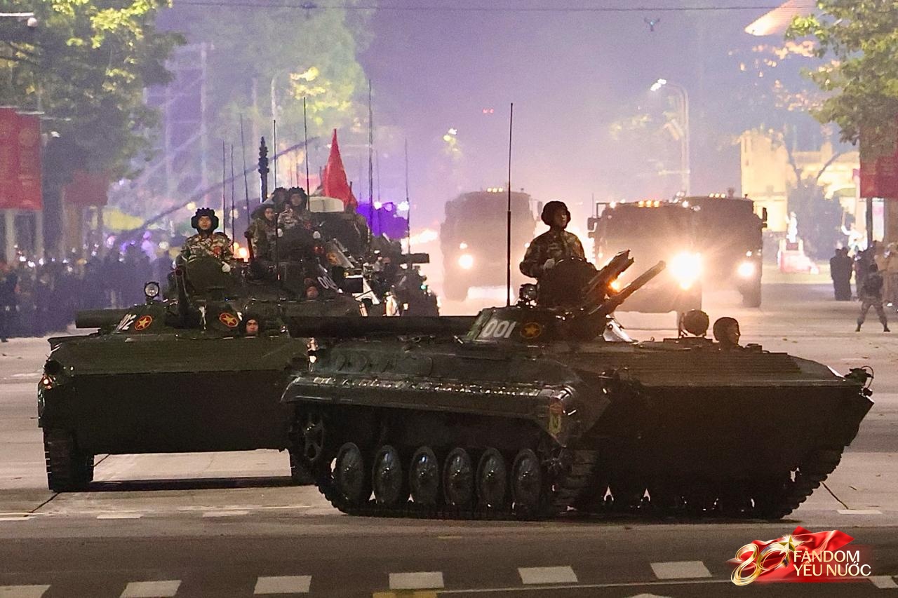 Các khối diễu binh đi qua từng tuyến đường trong tiếng hò reo của người dân: Tự hào quá Tổ quốc ơi!- Ảnh 37.