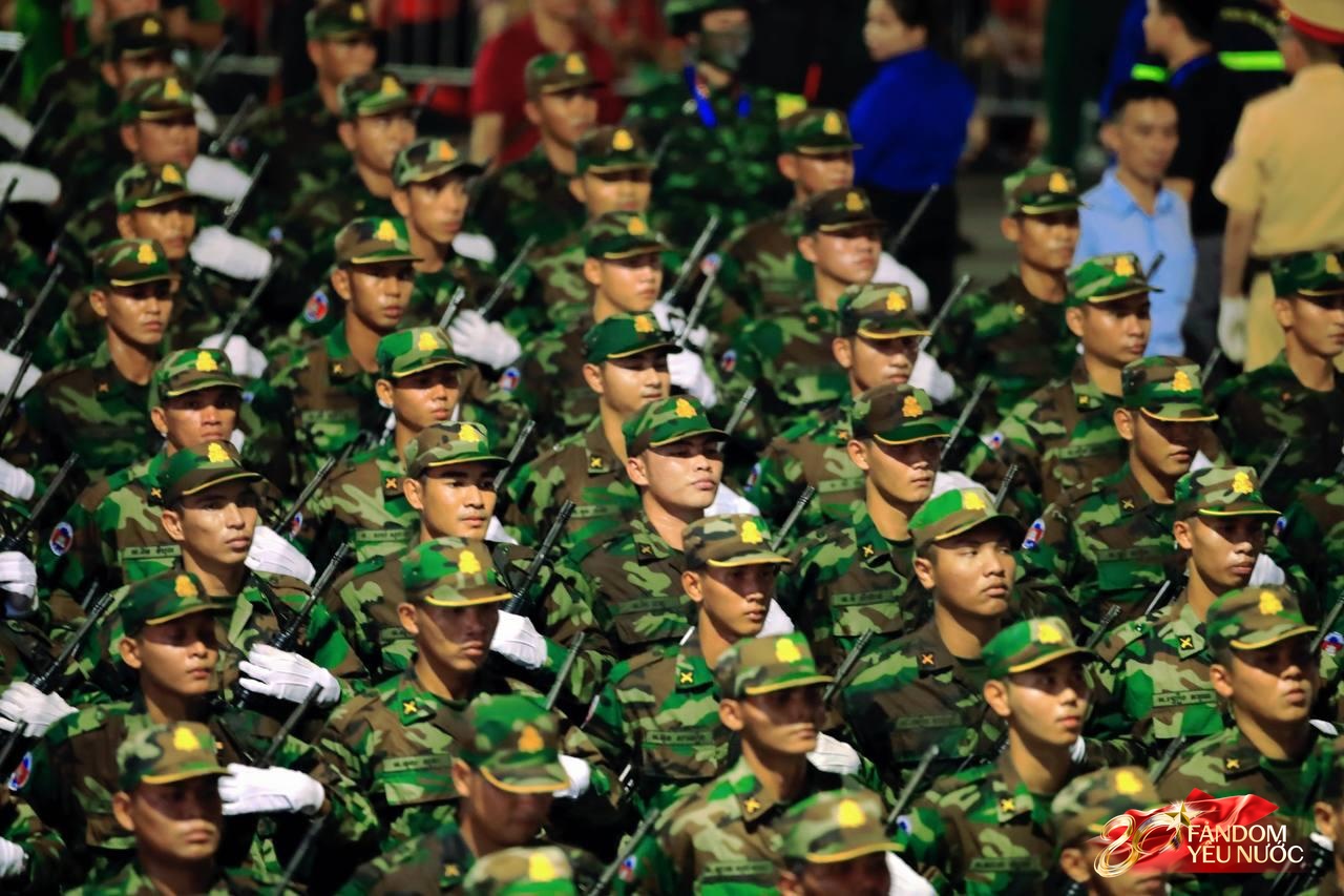 Các khối diễu binh đi qua từng tuyến đường trong tiếng hò reo của người dân: Tự hào quá Tổ quốc ơi!- Ảnh 17.