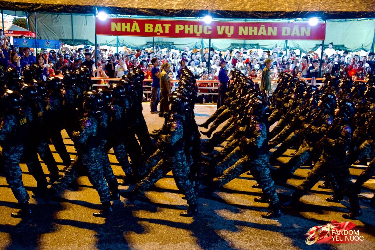 Các khối diễu binh đi qua từng tuyến đường trong tiếng hò reo của người dân: Tự hào quá Tổ quốc ơi!- Ảnh 8.