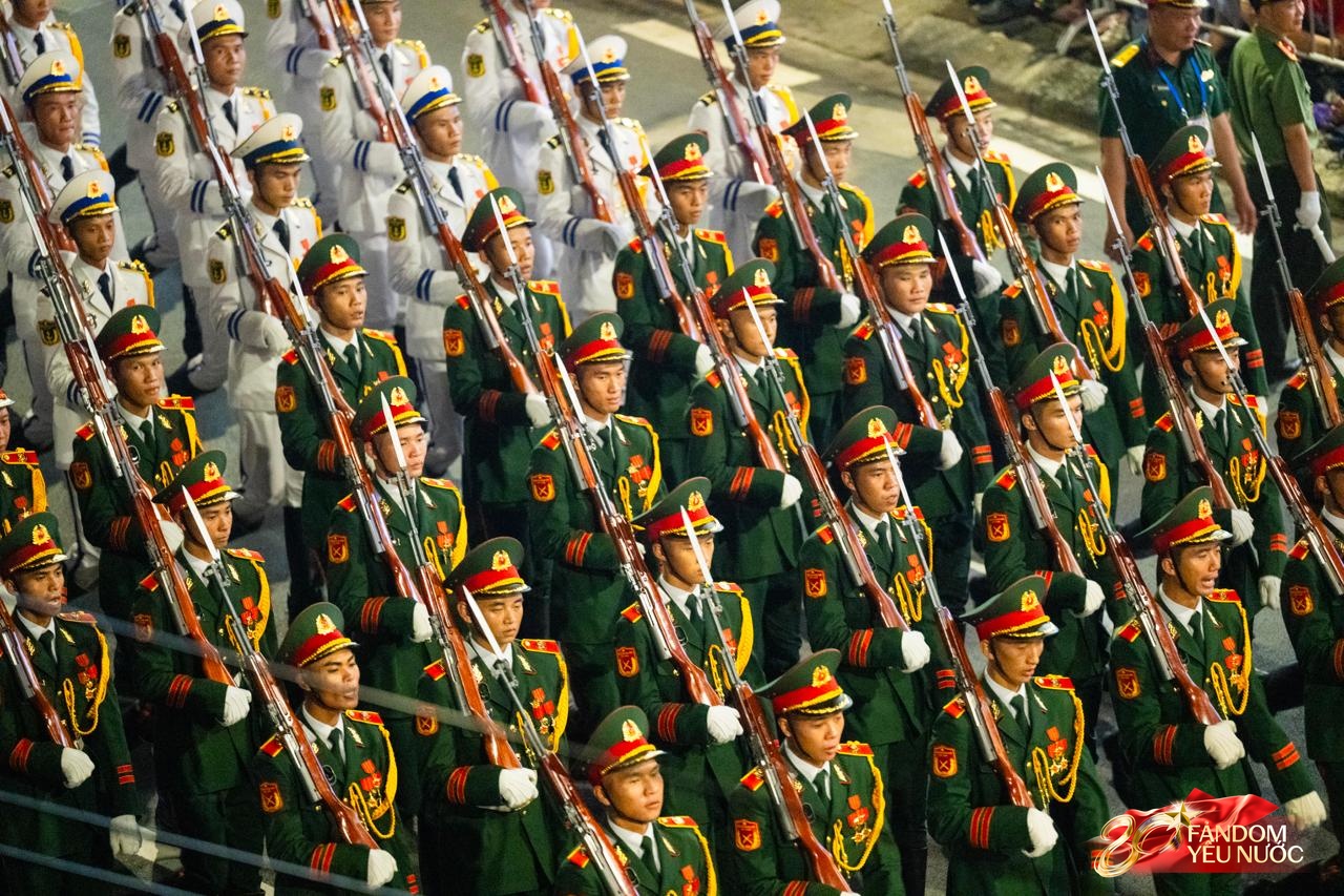 Các khối diễu binh đi qua từng tuyến đường trong tiếng hò reo của người dân: Tự hào quá Tổ quốc ơi!- Ảnh 34.