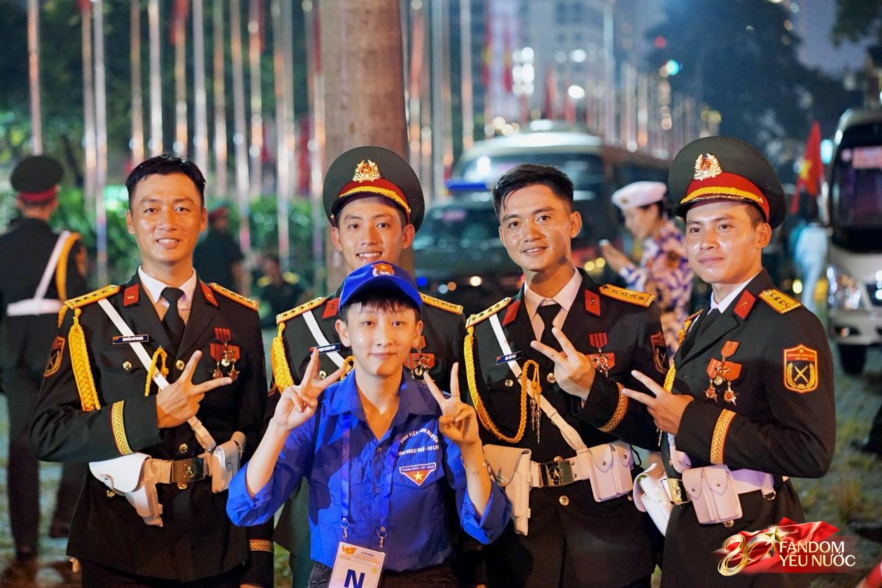 Các khối diễu binh đi qua từng tuyến đường trong tiếng hò reo của người dân: Tự hào quá Tổ quốc ơi!- Ảnh 3.