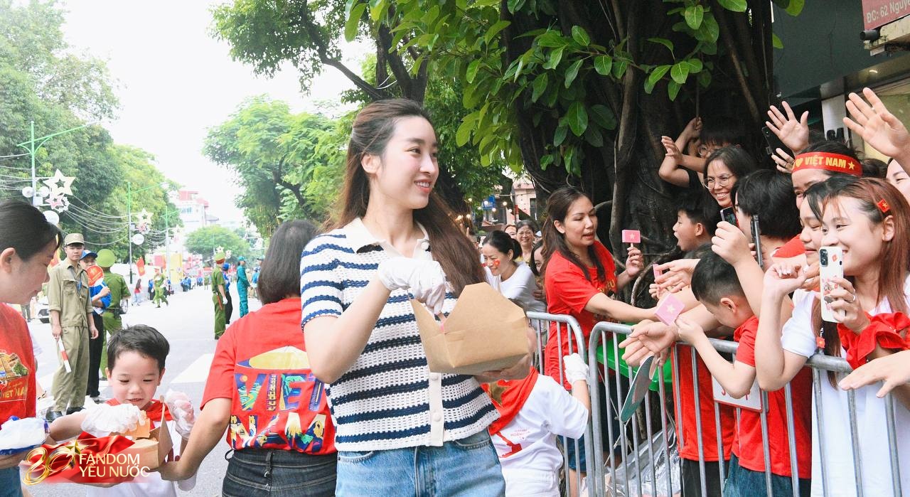 Xôn xao khắp phố: Hoa hậu Đỗ Mỹ Linh bất ngờ phát kem cho bà con đi xem A80, nhan sắc đời thường gây sốt!- Ảnh 3. Xôn xao khắp phố: Hoa hậu Đỗ Mỹ Linh bất ngờ phát kem cho bà con đi xem A80, nhan sắc đời thường gây sốt!- Ảnh 3.