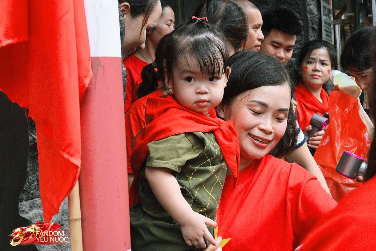 Xôn xao khắp phố: Hoa hậu Đỗ Mỹ Linh bất ngờ phát kem cho bà con đi xem A80, nhan sắc đời thường gây sốt!- Ảnh 15. Xôn xao khắp phố: Hoa hậu Đỗ Mỹ Linh bất ngờ phát kem cho bà con đi xem A80, nhan sắc đời thường gây sốt!- Ảnh 15.