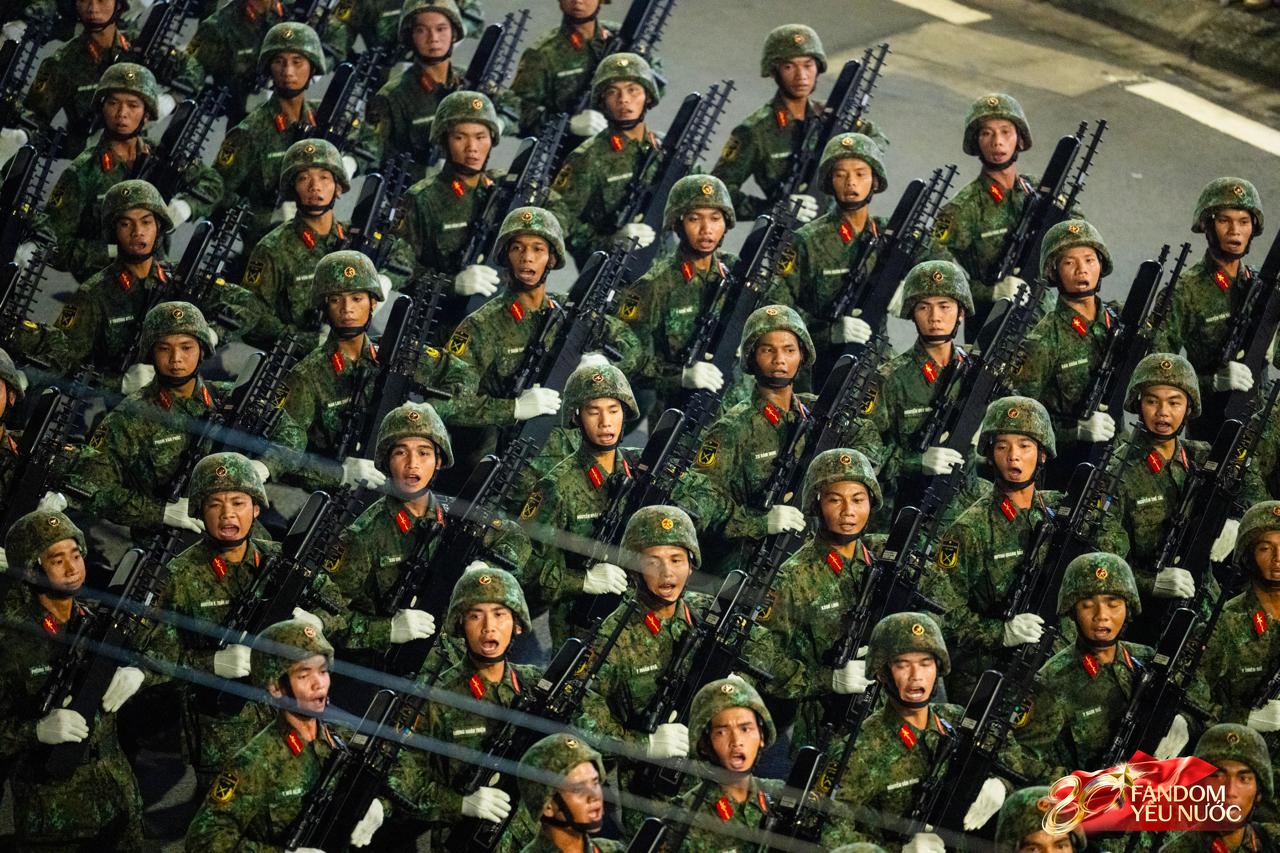 Các khối diễu binh đi qua từng tuyến đường trong tiếng hò reo của người dân: Tự hào quá Tổ quốc ơi!- Ảnh 35.