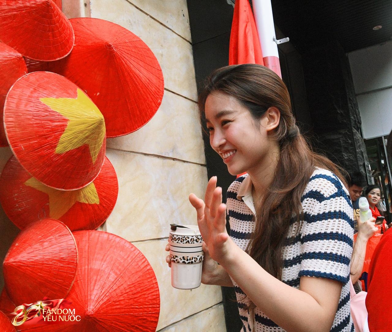 Xôn xao khắp phố: Hoa hậu Đỗ Mỹ Linh bất ngờ phát kem cho bà con đi xem A80, nhan sắc đời thường gây sốt!- Ảnh 9. Xôn xao khắp phố: Hoa hậu Đỗ Mỹ Linh bất ngờ phát kem cho bà con đi xem A80, nhan sắc đời thường gây sốt!- Ảnh 9.