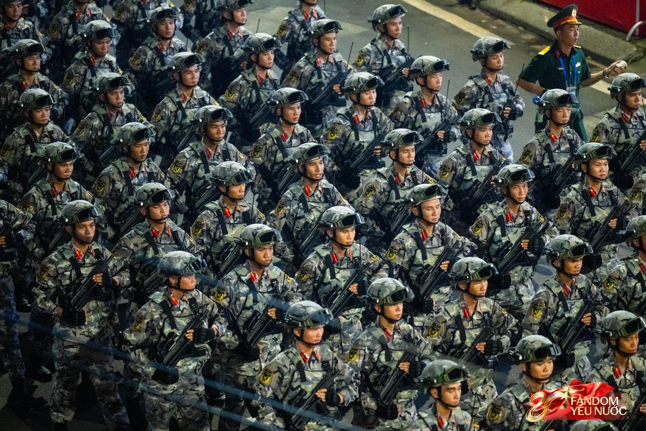 Các khối diễu binh đi qua từng tuyến đường trong tiếng hò reo của người dân: Tự hào quá Tổ quốc ơi!- Ảnh 32.