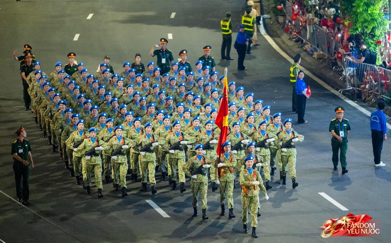 Các khối diễu binh đi qua từng tuyến đường trong tiếng hò reo của người dân: Tự hào quá Tổ quốc ơi!- Ảnh 29.