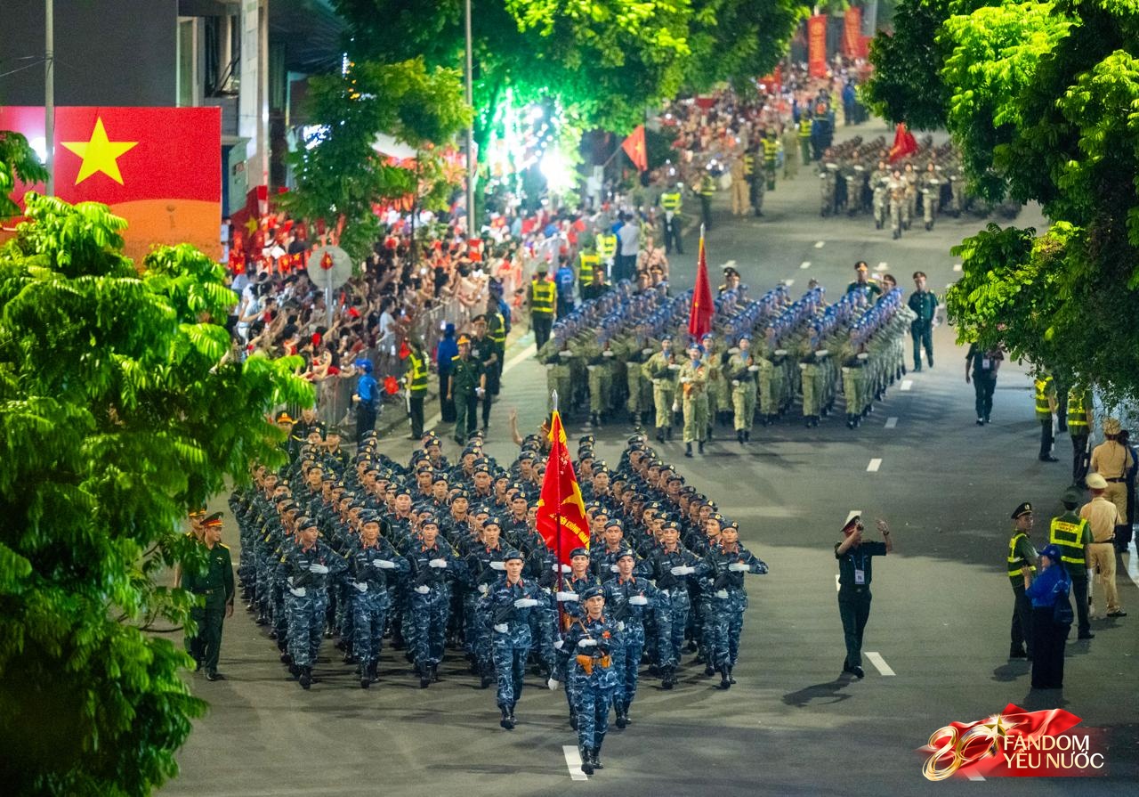 Các khối diễu binh đi qua từng tuyến đường trong tiếng hò reo của người dân: Tự hào quá Tổ quốc ơi!- Ảnh 20.