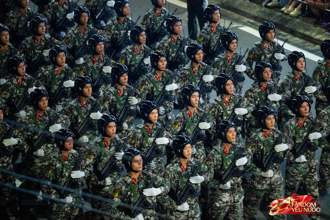 Các khối diễu binh đi qua từng tuyến đường trong tiếng hò reo của người dân: Tự hào quá Tổ quốc ơi!- Ảnh 24.