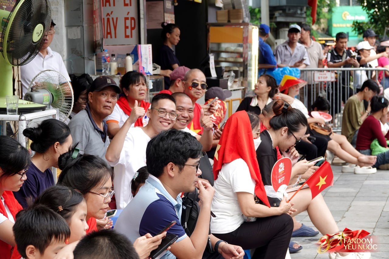 Các khối diễu binh đi qua từng tuyến đường trong tiếng hò reo của người dân: Tự hào quá Tổ quốc ơi!- Ảnh 105.