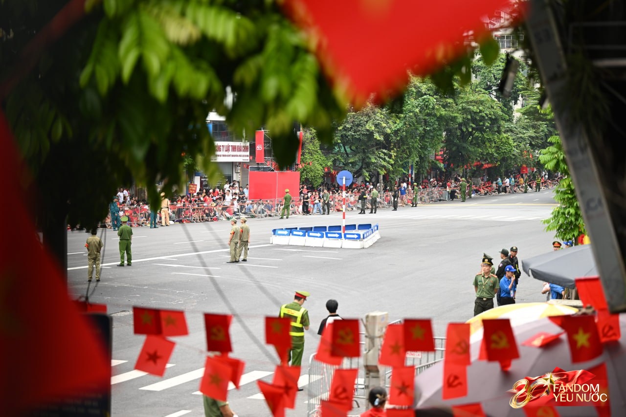 Các khối diễu binh đi qua từng tuyến đường trong tiếng hò reo của người dân: Tự hào quá Tổ quốc ơi!- Ảnh 95.