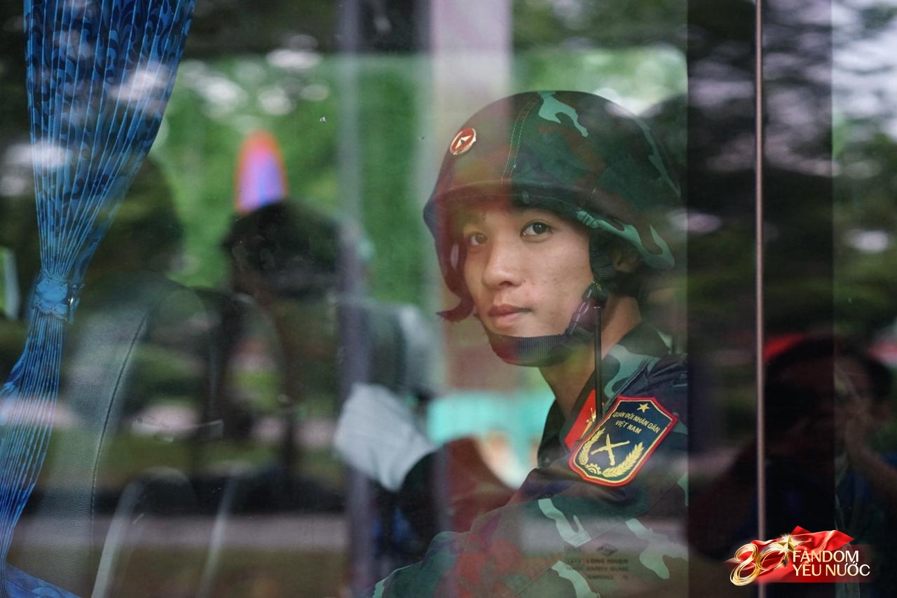 Các khối diễu binh đi qua từng tuyến đường trong tiếng hò reo của người dân: Tự hào quá Tổ quốc ơi!- Ảnh 108.