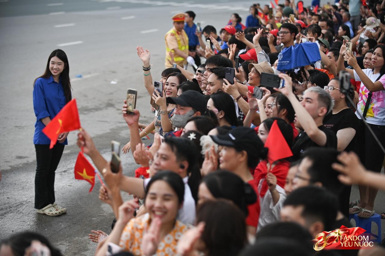 Các khối diễu binh đi qua từng tuyến đường trong tiếng hò reo của người dân: Tự hào quá Tổ quốc ơi!- Ảnh 80.
