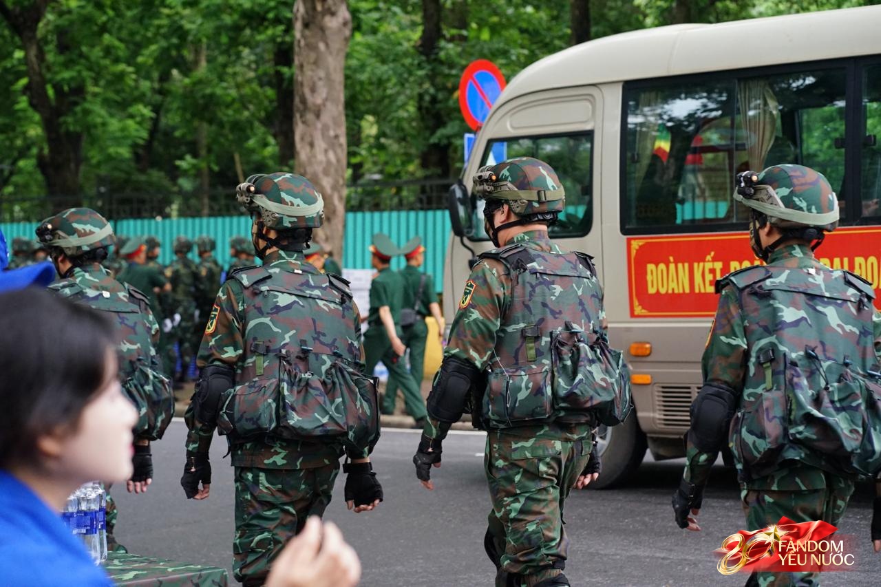 Các khối diễu binh đi qua từng tuyến đường trong tiếng hò reo của người dân: Tự hào quá Tổ quốc ơi!- Ảnh 103.