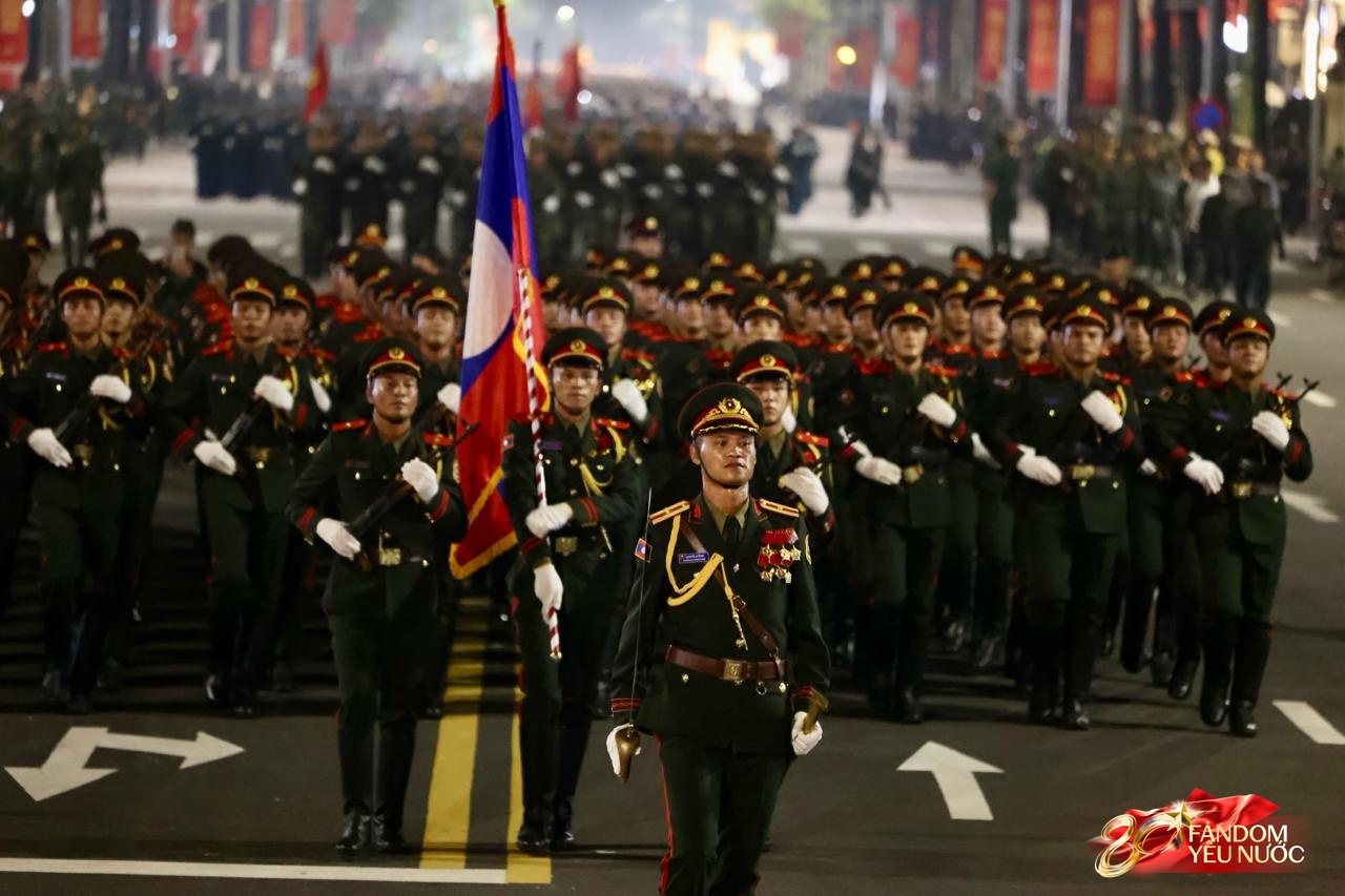 Các khối diễu binh đi qua từng tuyến đường trong tiếng hò reo của người dân: Tự hào quá Tổ quốc ơi!- Ảnh 45.