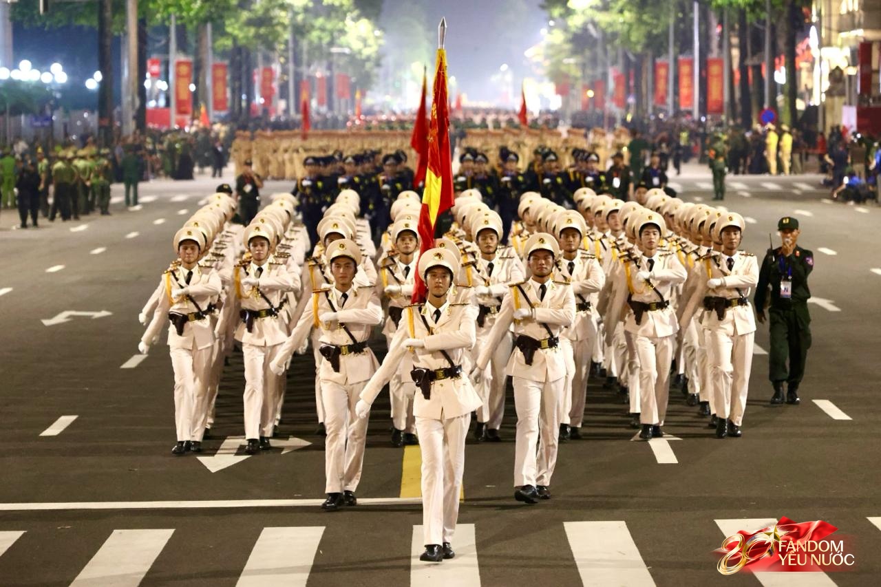 Các khối diễu binh đi qua từng tuyến đường trong tiếng hò reo của người dân: Tự hào quá Tổ quốc ơi!- Ảnh 39.