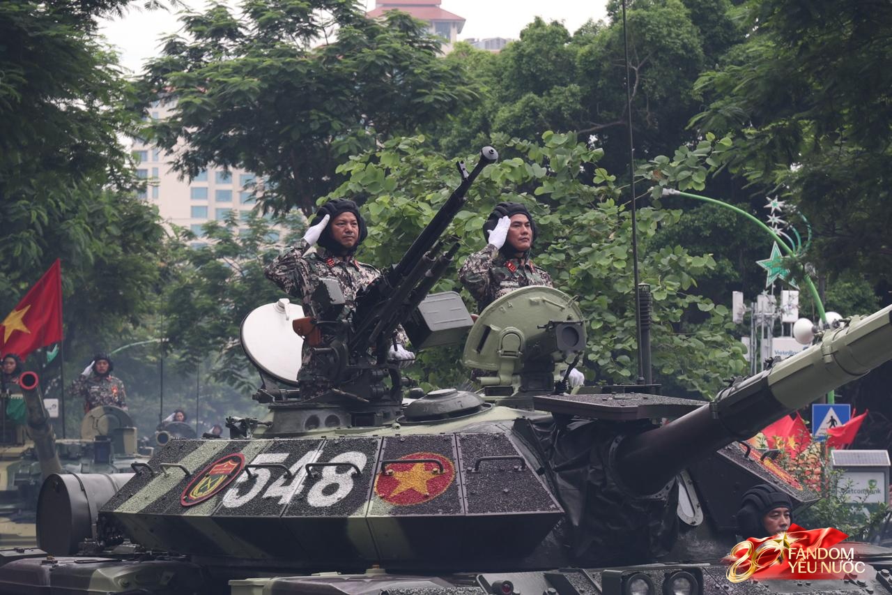 Các khối diễu binh đi qua từng tuyến đường trong tiếng hò reo của người dân: Tự hào quá Tổ quốc ơi!- Ảnh 54.