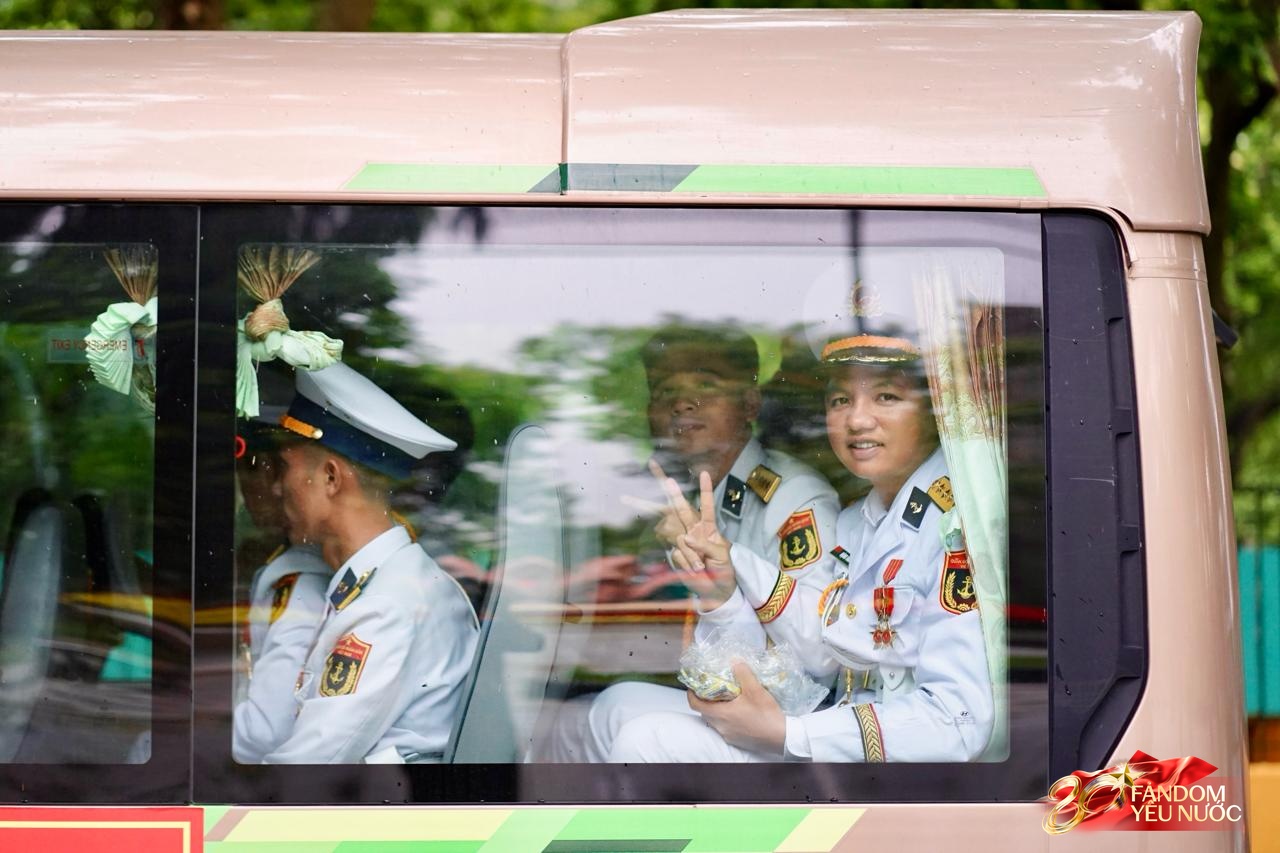 Các khối diễu binh đi qua từng tuyến đường trong tiếng hò reo của người dân: Tự hào quá Tổ quốc ơi!- Ảnh 111.