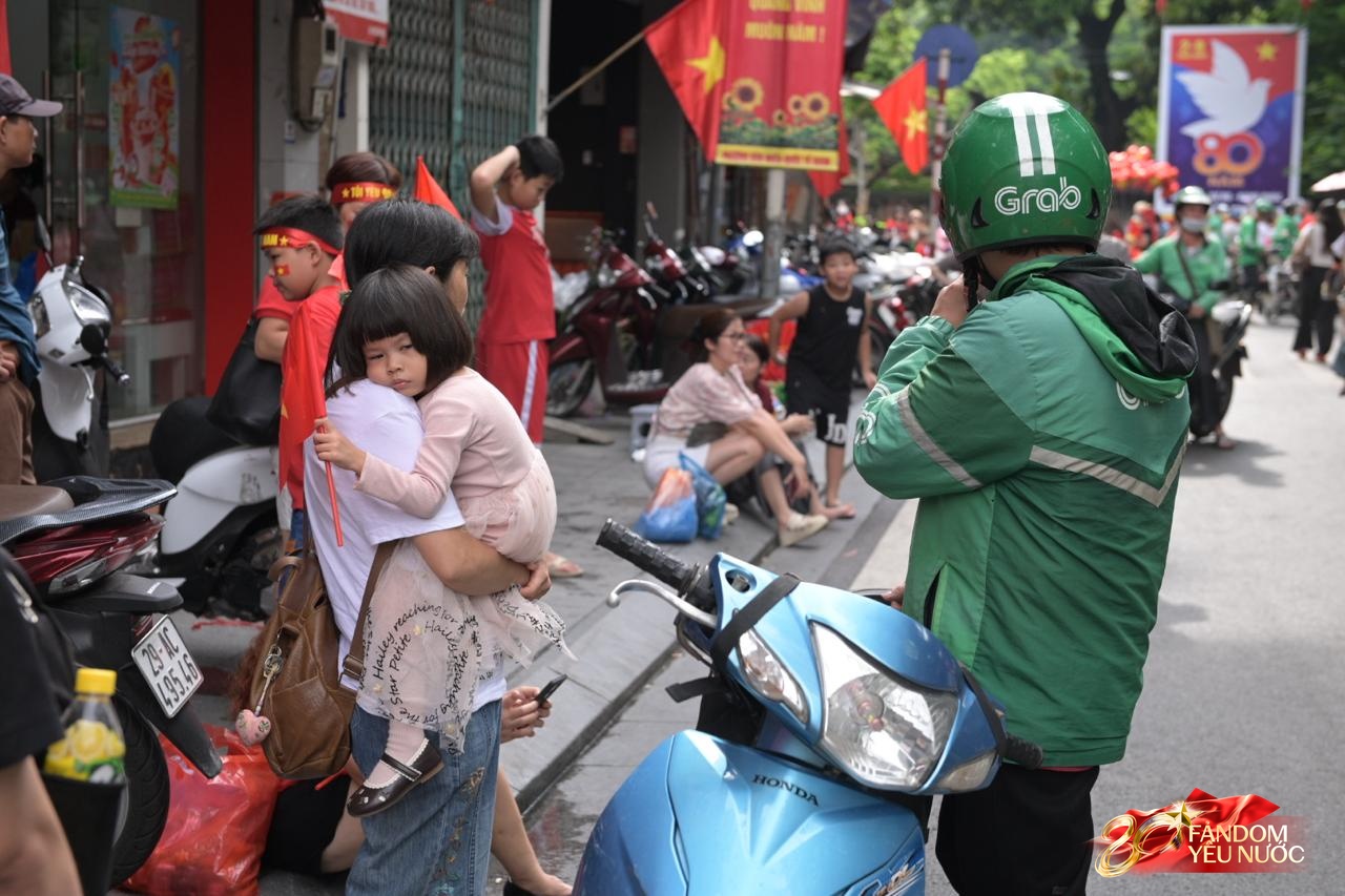 Các khối diễu binh đi qua từng tuyến đường trong tiếng hò reo của người dân: Tự hào quá Tổ quốc ơi!- Ảnh 91.