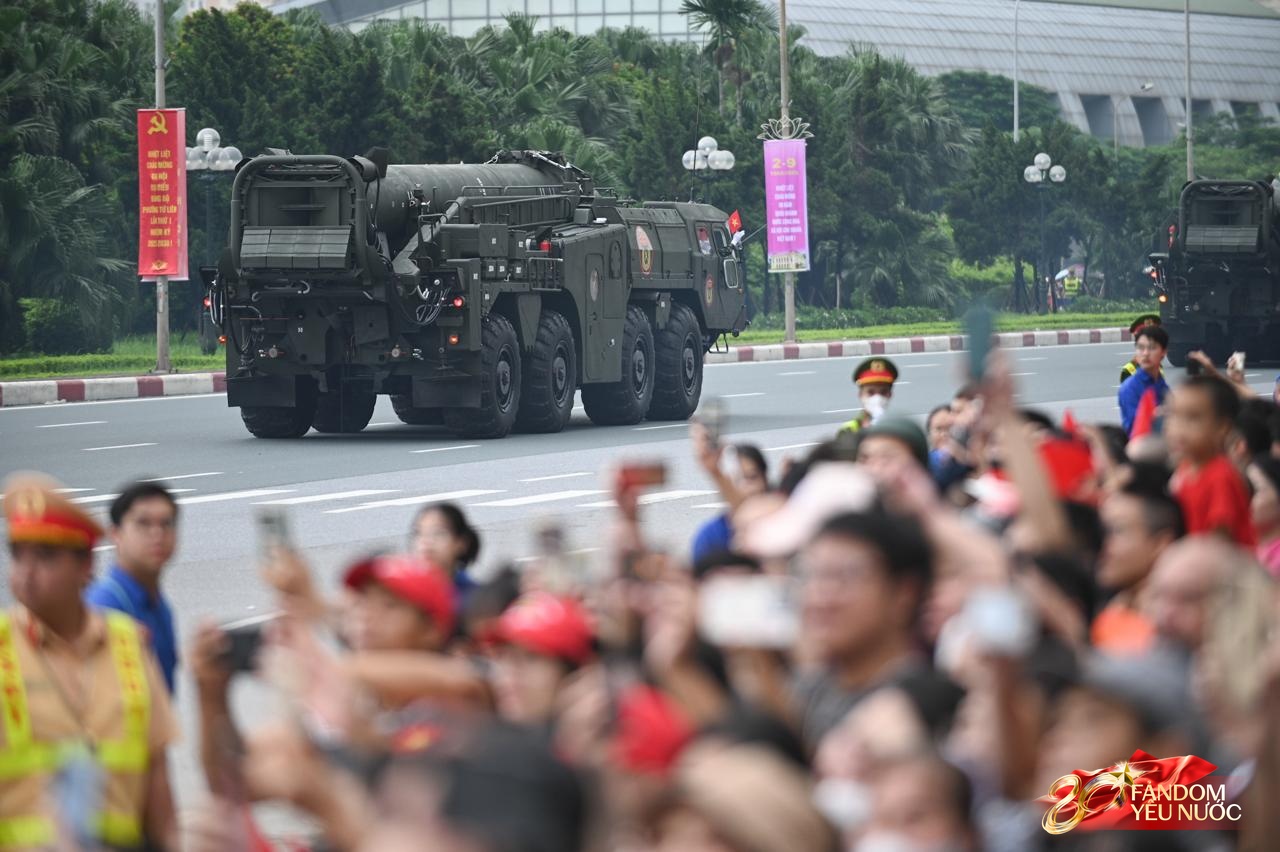 Các khối diễu binh đi qua từng tuyến đường trong tiếng hò reo của người dân: Tự hào quá Tổ quốc ơi!- Ảnh 81.