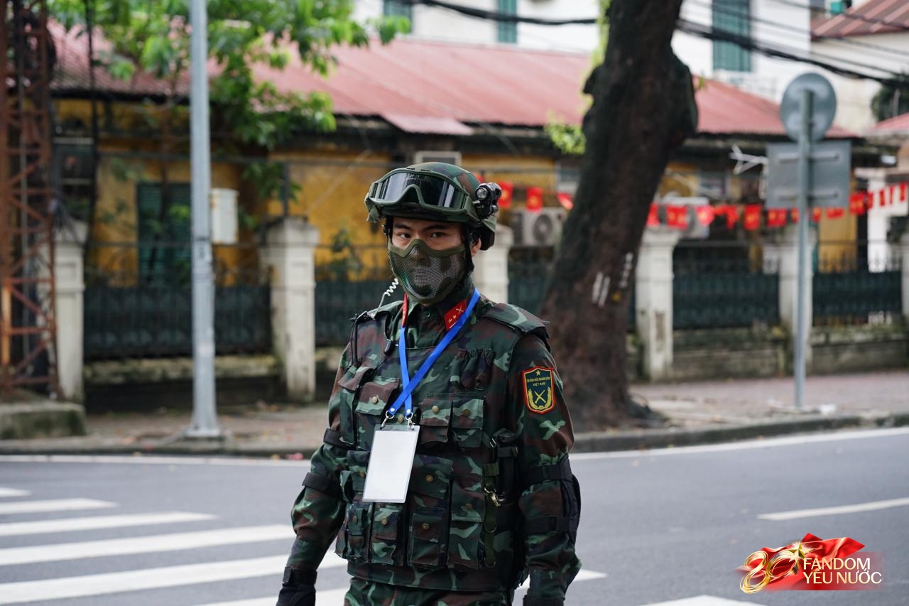 Các khối diễu binh đi qua từng tuyến đường trong tiếng hò reo của người dân: Tự hào quá Tổ quốc ơi!- Ảnh 101.