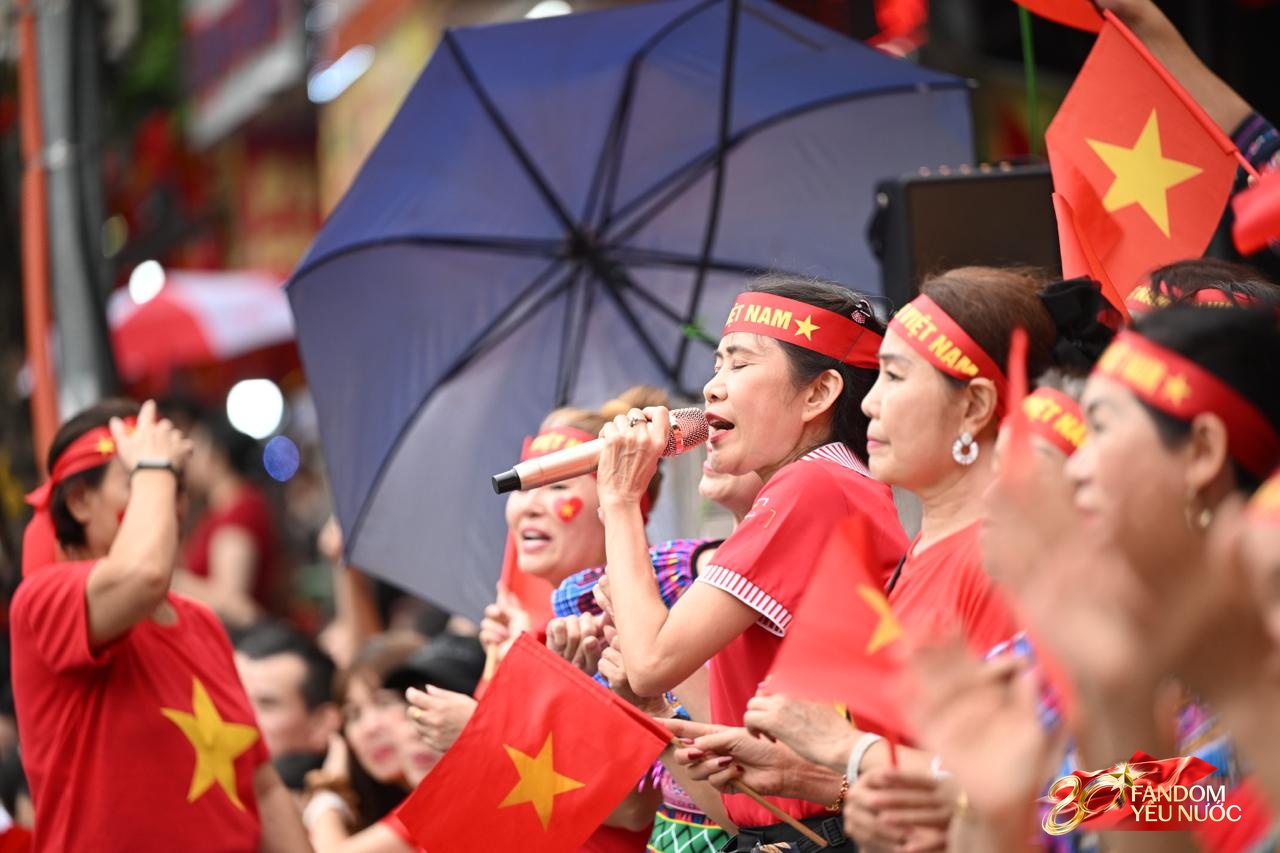 Các khối diễu binh đi qua từng tuyến đường trong tiếng hò reo của người dân: Tự hào quá Tổ quốc ơi!- Ảnh 73.