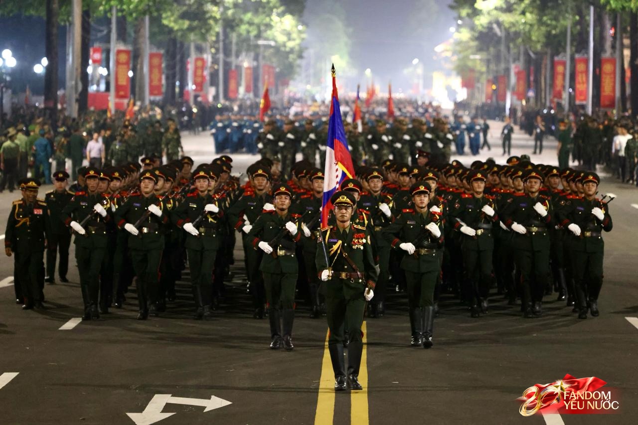 Các khối diễu binh đi qua từng tuyến đường trong tiếng hò reo của người dân: Tự hào quá Tổ quốc ơi!- Ảnh 43.