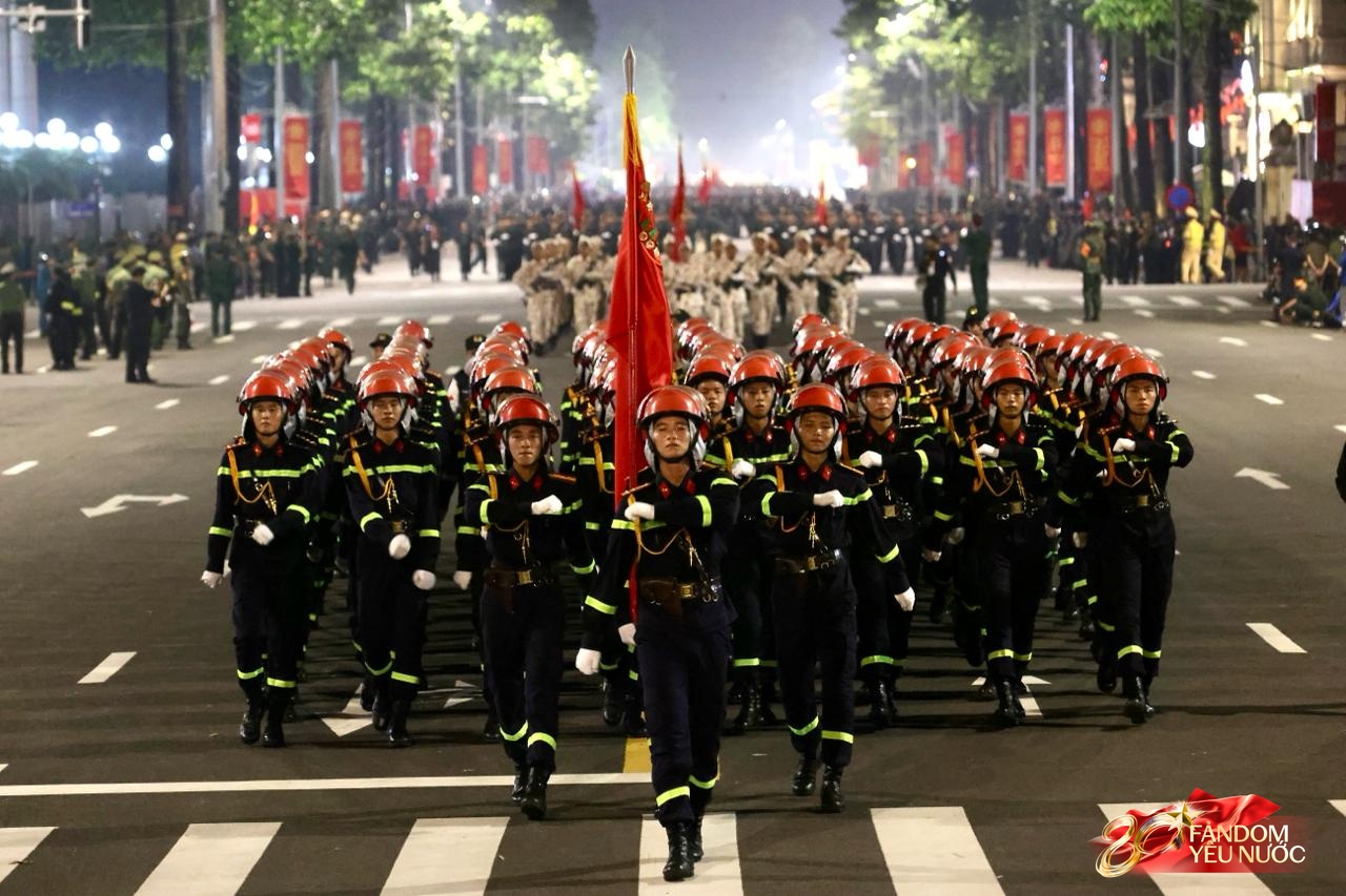 Các khối diễu binh đi qua từng tuyến đường trong tiếng hò reo của người dân: Tự hào quá Tổ quốc ơi!- Ảnh 40.