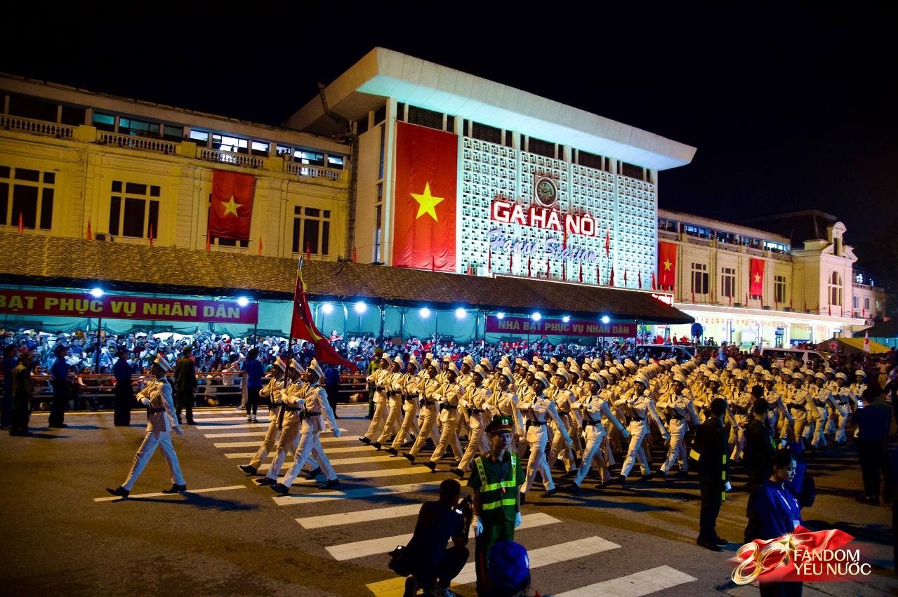 Các khối diễu binh đi qua từng tuyến đường trong tiếng hò reo của người dân: Tự hào quá Tổ quốc ơi!- Ảnh 6.