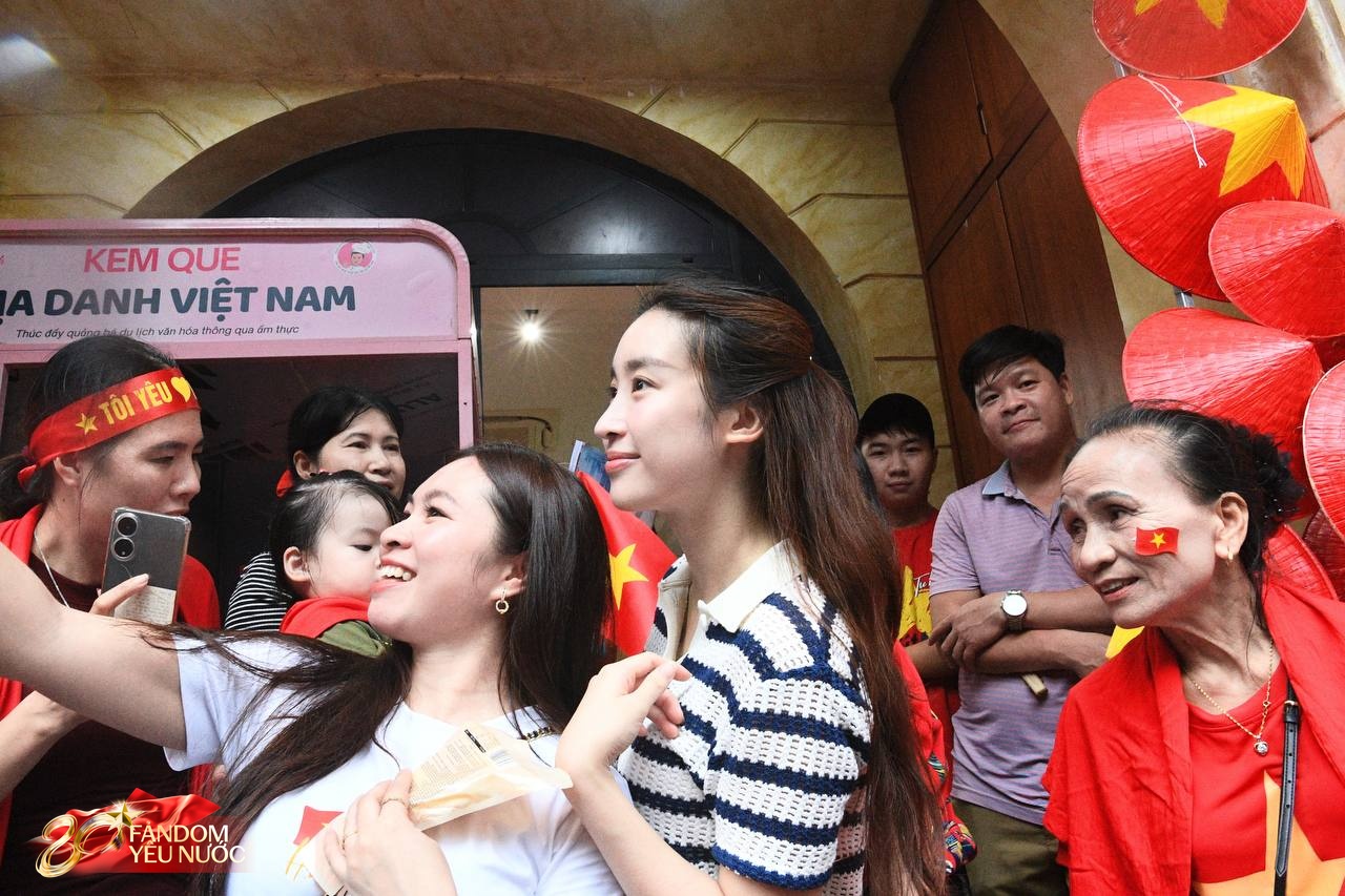 Xôn xao khắp phố: Hoa hậu Đỗ Mỹ Linh bất ngờ phát kem cho bà con đi xem A80, nhan sắc đời thường gây sốt!- Ảnh 10. Xôn xao khắp phố: Hoa hậu Đỗ Mỹ Linh bất ngờ phát kem cho bà con đi xem A80, nhan sắc đời thường gây sốt!- Ảnh 10.