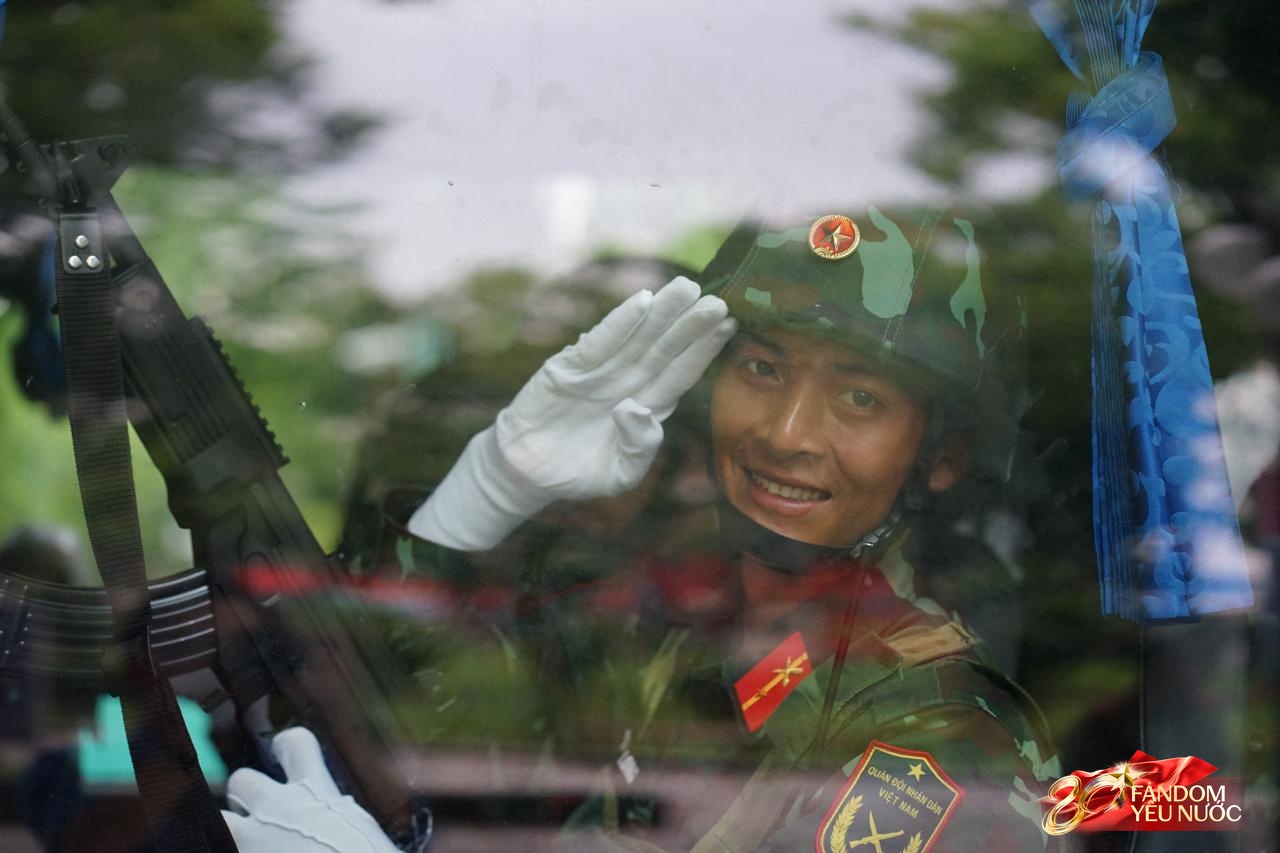 Các khối diễu binh đi qua từng tuyến đường trong tiếng hò reo của người dân: Tự hào quá Tổ quốc ơi!- Ảnh 110.