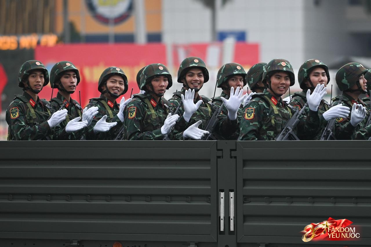 Các khối diễu binh đi qua từng tuyến đường trong tiếng hò reo của người dân: Tự hào quá Tổ quốc ơi!- Ảnh 82.