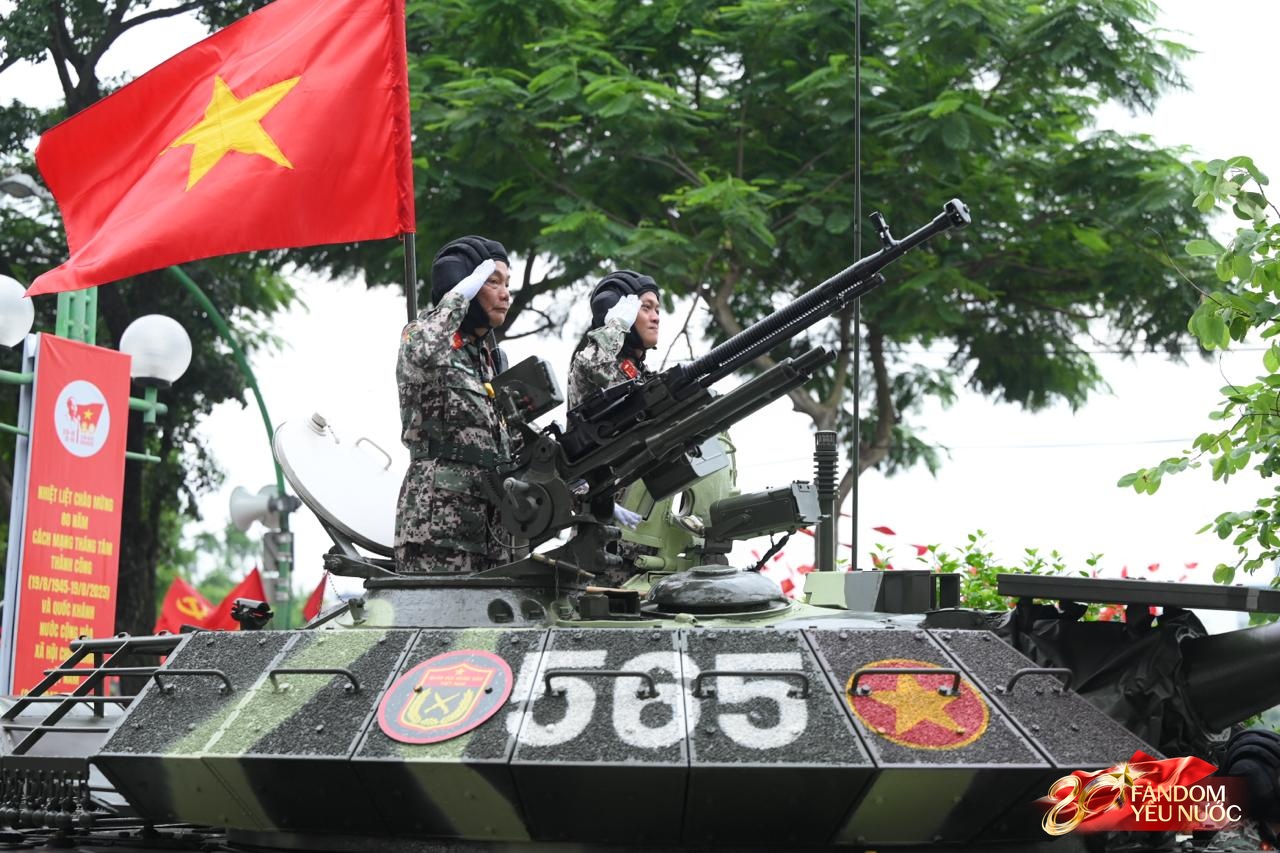 Các khối diễu binh đi qua từng tuyến đường trong tiếng hò reo của người dân: Tự hào quá Tổ quốc ơi!- Ảnh 57.