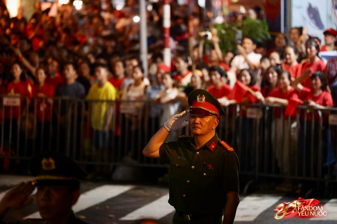 Các khối diễu binh đi qua từng tuyến đường trong tiếng hò reo của người dân: Tự hào quá Tổ quốc ơi!- Ảnh 51.