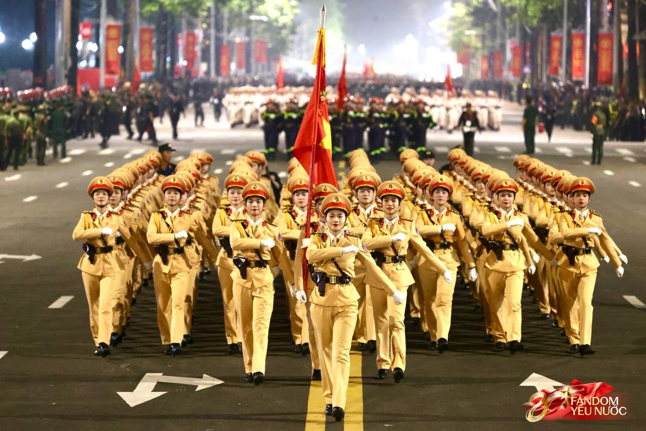 Các khối diễu binh đi qua từng tuyến đường trong tiếng hò reo của người dân: Tự hào quá Tổ quốc ơi!- Ảnh 41.